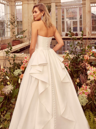 シンプルなウェディングドレス サテン生地 ストラップレス ノースリーブ プリーツ Aライン ブライダルドレス