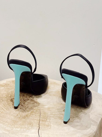 Décolleté con tacco a spillo con tacco a punta e tacco alto nero