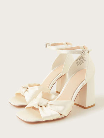 アイボリー ブロックヒールのウェディングシューズ アイボリー ノットアンクルストラップ ブライダルシューズ