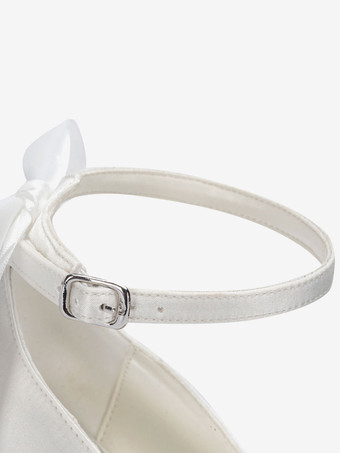 サテンウェディングシューズ　2026　アイボリー　ポインテッドトゥ　リボン　アンクルストラップブライダルハイヒール