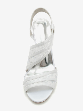 女性のブライダルシューズ刺繍レースのぞき見つま先チャンキーヒールブライダルシューズ