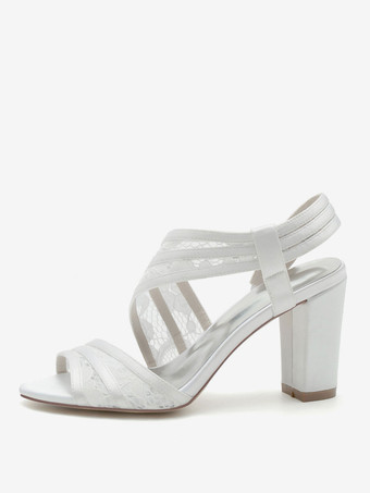 女性のブライダルシューズ刺繍レースのぞき見つま先チャンキーヒールブライダルシューズ