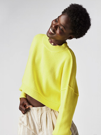 イエロー女性用リブセータードロップショルダー長袖スリットクロップトップ