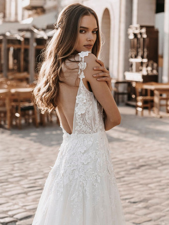 ウェディングドレス Vネック ノースリーブ トレーン付き レース ブライダルガウン