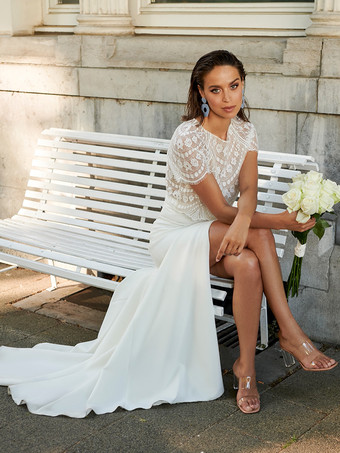 ツーピースのウェディングドレス サテン生地 レース ジュエルネック ツーピース スイープ ウェディングドレス 機能ボタン 半袖 アイボリー