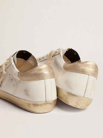 Zapatillas de deporte para mujer con diseño de patines y punta redonda con cordones y diseño metálico