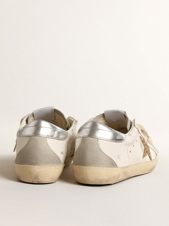 Zapatillas de skate con parches de purpurina y punta redonda para mujer en color blanco crudo