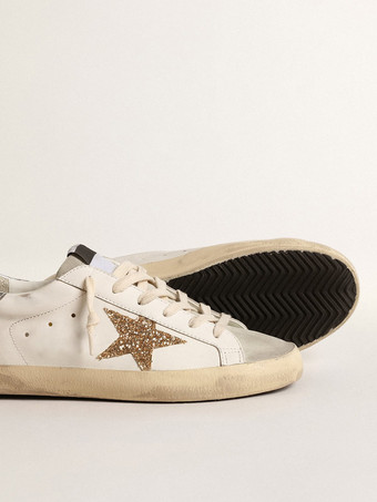 Zapatillas de skate con parches de purpurina y punta redonda para mujer en color blanco crudo