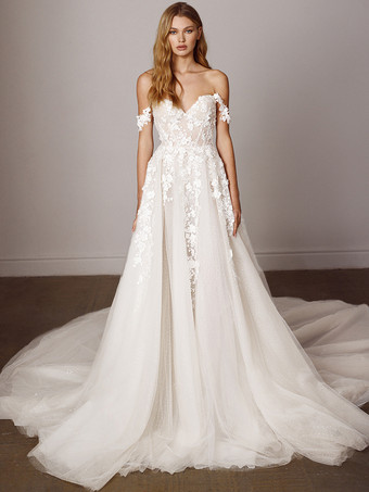 アイボリーレースのウェディングドレス、トレーン付き、Aライン、ノースリーブ、レース、スウィートハートネック、ブライダルガウン