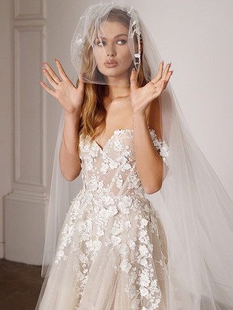 レースのウェディングドレス、トレーン付き、Aライン、ノースリーブ、レース、スウィートハートネック、ブライダルガウン