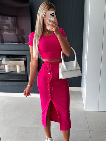 ローズレッド半袖ラウンドネッククロップトップとスリットスカートの2ピースセット