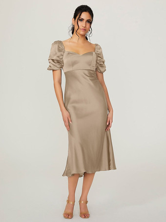 シャンパンショート丈のブライズメイドドレス 伸縮性のあるシルクのようなサテン 半袖 バックレス スウィートハートネック ウェディング パーティードレス