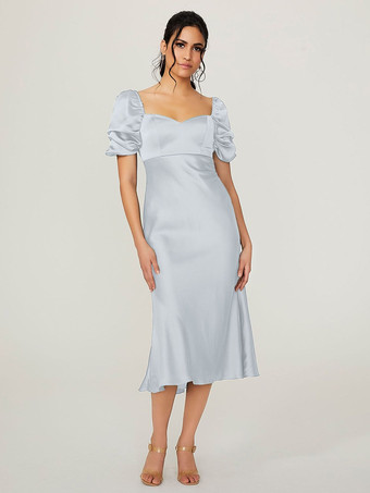 ベビーブルーショート丈のブライズメイドドレス 伸縮性のあるシルクのようなサテン 半袖 バックレス スウィートハートネック ウェディング パーティードレス