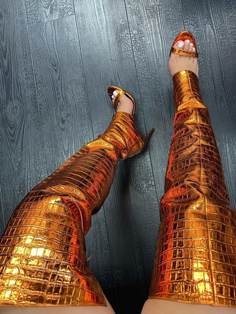 ゴールドのオーバーニーブーツ、オープントゥ、メタリックストーン柄、太ももまでの高さのスティエットヒール、セクシーなブーツ