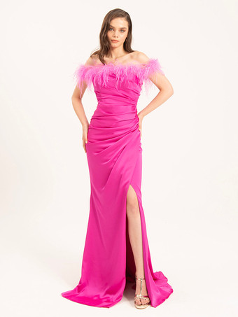 ローズレッドカクテルドレス付き 可愛いマーメイド トレーン付き バトーネック フェザー 伸縮性のあるシルクのようなサテン