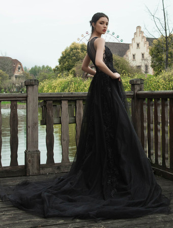 黒のウェディングドレス レース Aライン ノースリーブ ナチュラルウエスト レース トレーン付き ブライダルガウン