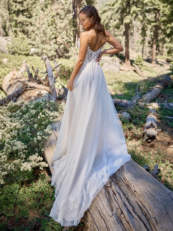 ウェディングドレス Vネック ノースリーブ トレーン付き チュール ブライダルドレス