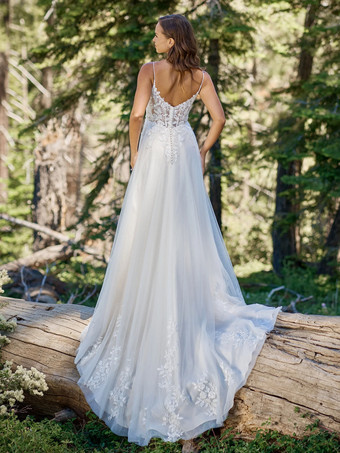 ウェディングドレス Vネック ノースリーブ トレーン付き チュール ブライダルドレス