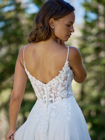 ウェディングドレス Vネック ノースリーブ トレーン付き チュール ブライダルドレス