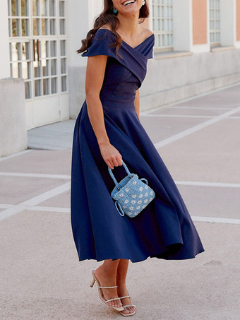 ブルーエレガントなティーレングスのAラインオフショルダープリーツストレッチクレープカクテルドレス付き