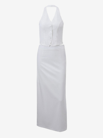 2025年夏にぴったりな、ホワイトのホルターネックトップスとロングスカートのツーピースコーデ