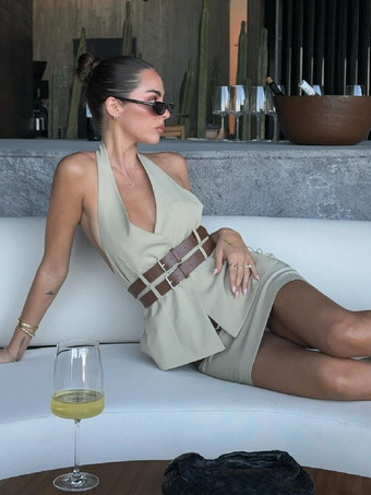 2025年夏に着たいホルターネックトップスとベルト付きミニスカートのツーピースコーデ