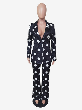 2025年春のドット柄ツーピーススーツコーデ