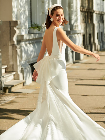 トレーン付きウェディングドレス ノースリーブ リボン Vネック ブライダルガウン