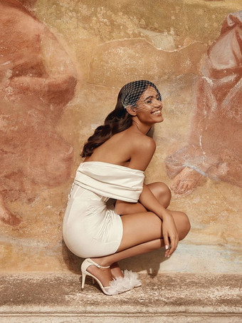 ヴィンテージウェディングドレス バトーネック ノースリーブ サテン生地 トレーン付き プリーツ 伝統的 花嫁ドレス