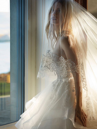 ウェディングドレス プリンセスシルエット トレーン付き スウィートハートネック ノースリーブ ナチュラルウエスト アップリケ レース ブライダルガウン