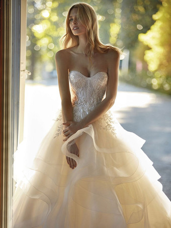 ウェディングドレス プリンセスシルエット トレーン付き スウィートハートネック ノースリーブ ナチュラルウエスト アップリケ レース ブライダルガウン