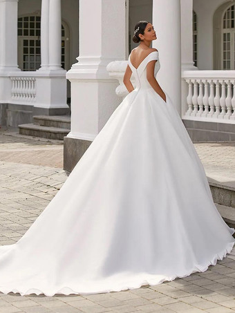 ウェディングドレス プリンセスシルエット Vネック ナチュラルウエスト トレーン付き ブライダルドレス