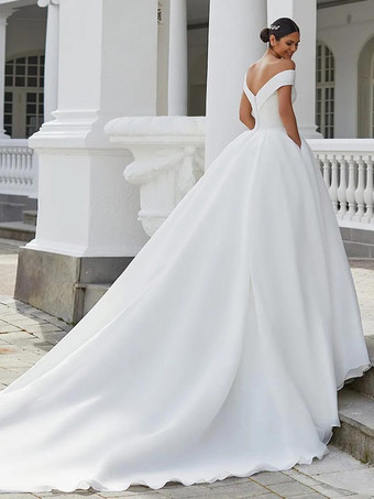 ウェディングドレス プリンセスシルエット Vネック ナチュラルウエスト トレーン付き ブライダルドレス