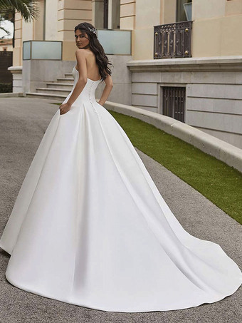 ウェディングドレス プリンセスシルエット ストラップレス ノースリーブ ナチュラルウエスト トレーン付き ブライダルガウン
