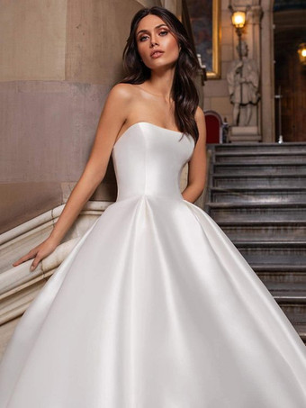 ウェディングドレス プリンセスシルエット ストラップレス ノースリーブ ナチュラルウエスト トレーン付き ブライダルガウン