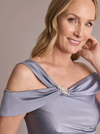 花嫁の母親のためのパーティードレス。デザインされたネックライン、ノースリーブ、ボールガウン、プリーツ入り、フロアレングスのウェディングゲストドレス。