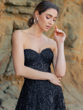 ブラックブラック ロイヤル ウェディングドレス プリンセスシルエット ハーフスリーブ ボタン レース トレーン付き ブライダルガウン