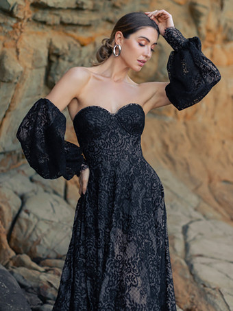 ブラック ロイヤル ウェディングドレス プリンセスシルエット ハーフスリーブ ボタン レース トレーン付き ブライダルガウン