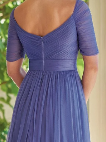 花嫁の母親のためのパーティードレス。デザインされたネックライン、半袖、Aライン、プリーツのゲストドレス。結婚式用。