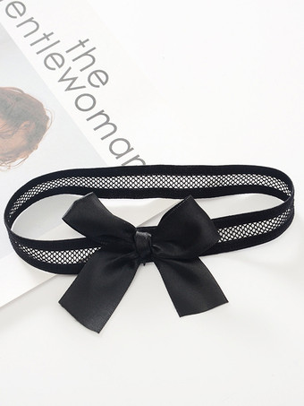 黒いリボンガーターとデートする女性