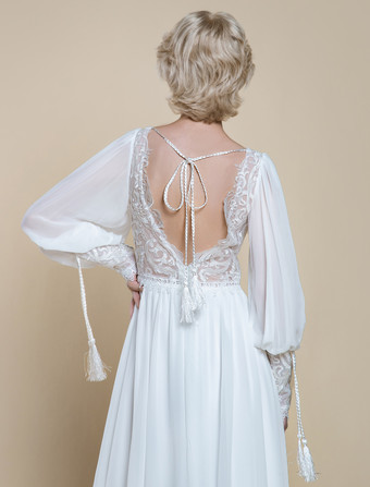 ボヘミアンウェディングドレス レース カットアウト Aライン トレーン付き ナチュラルウエスト バックレス ロングスリーブ ジュエルネック アイボリー