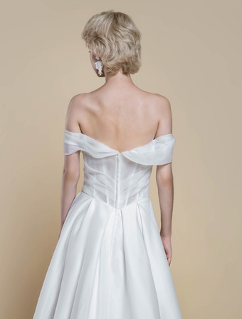 シンプルなウェディングドレス ポリエステル バトーネック 半袖 カットアウト ボールガウン 40cm ブライダルドレス