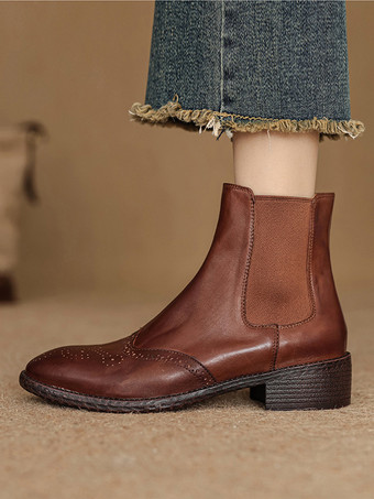 コーヒーブラウンのチェルシーブーツ ラウンドトゥ ブローグディテール アンクルブーツ