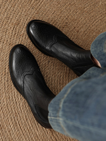 コーヒーブラウンのチェルシーブーツ ラウンドトゥ ブローグディテール アンクルブーツ