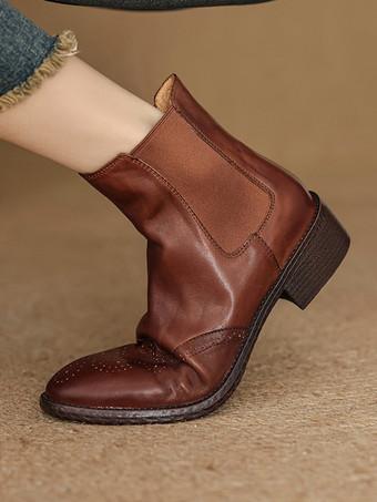 コーヒーブラウンのチェルシーブーツ ラウンドトゥ ブローグディテール アンクルブーツ