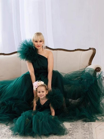 マザードレス デザインネックライン ノースリーブ ボールガウン ティアード トレーン付き ウェディングゲストドレス