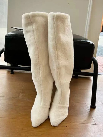 Botas de invierno de piel sintética de color blanco de media pantorrilla con punta en punta y tacón de aguja