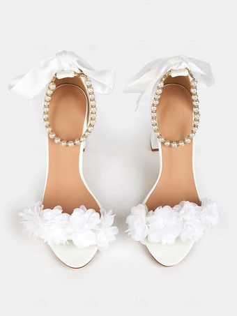 チャンキーヒールのウェディングシューズ、ホワイトパール、フラワーディテール、オープントゥ、アンクルストラップ、ブライダルシューズ