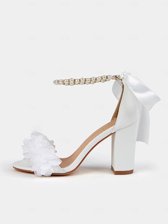 チャンキーヒールのウェディングシューズ、ホワイトパール、フラワーディテール、オープントゥ、アンクルストラップ、ブライダルシューズ
