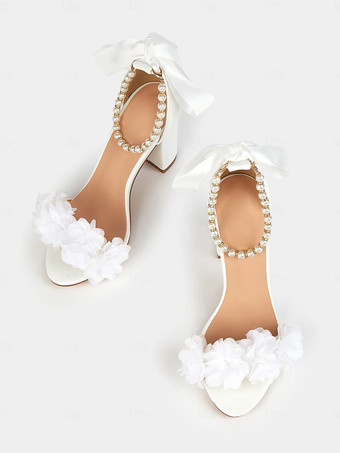 チャンキーヒールのウェディングシューズ、ホワイトパール、フラワーディテール、オープントゥ、アンクルストラップ、ブライダルシューズ
